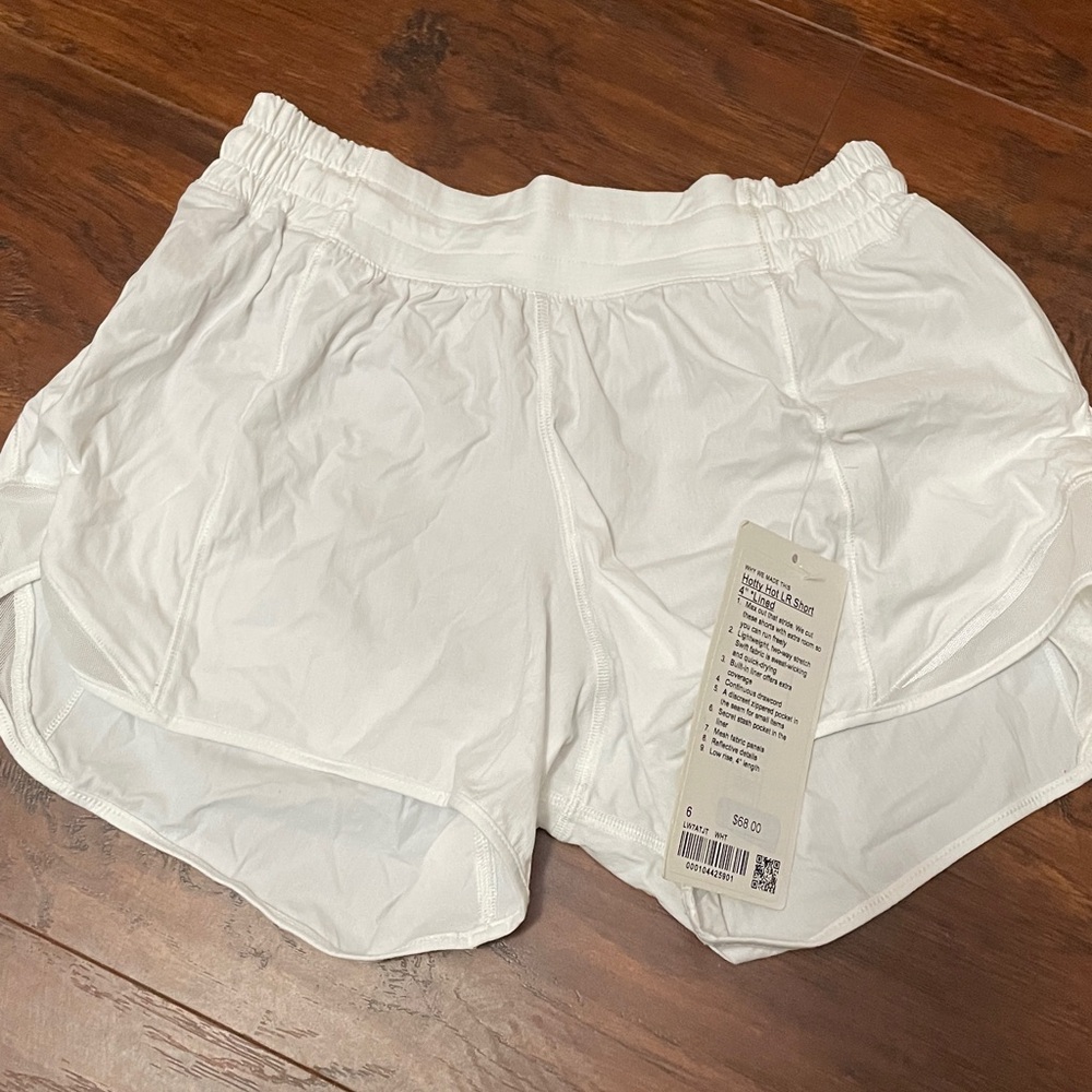 Lululemon White Athletic Shorts hotty hot LR short 4” Lined size 6 NWT